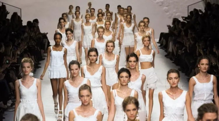 Dolce&Gabbana Brilla en París: La Exposición que Celebra 40 Años de Arte y Moda