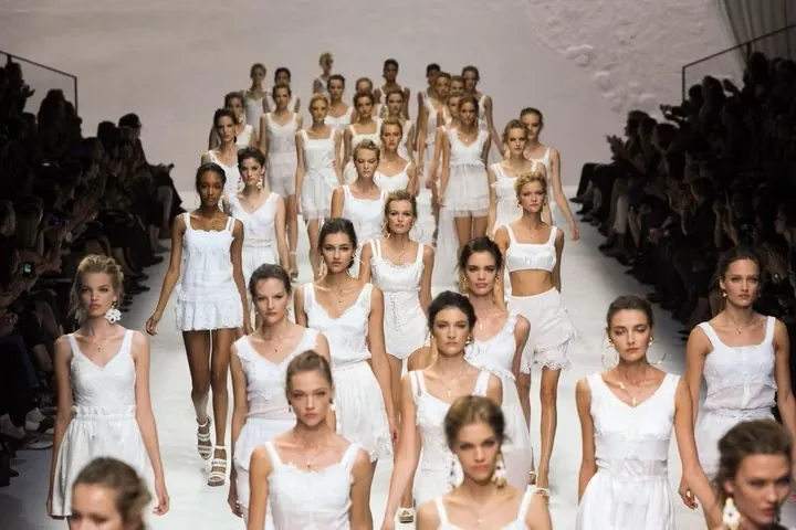 Dolce&Gabbana Brilla en París: La Exposición que Celebra 40 Años de Arte y Moda